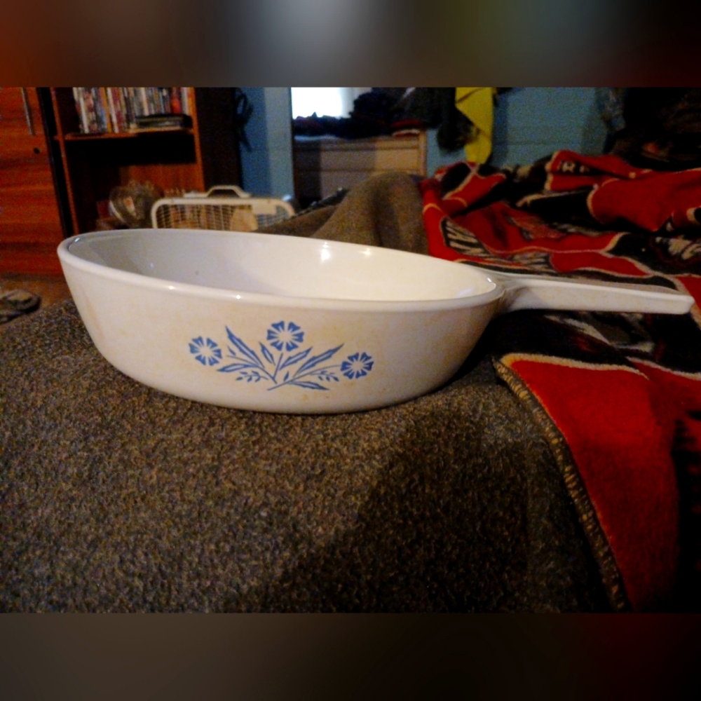 Small CorningWare sauce pan. In very good condition.